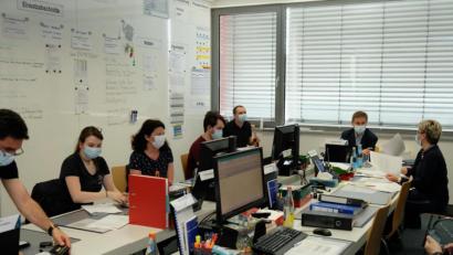 Bild: .Stadt Amberg, Thomas Graml/exb
Täglich kommt die Führungsgruppe Katastrophenschutz der Stadt Amberg zu einer Lagebesprechung zusammen.