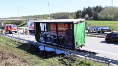 Bild: Christian Weigl
Eine zerstörte Ladung und ein erheblich beschädigter Anhänger blieben nach dem Feuer am Rand der Autobahn zurück. 30 Einsatzkräfte der Feuerwehr bekämpften die Flammen.
