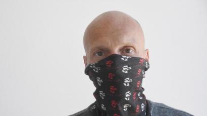 Bild: rg
Zugegeben, diese Mund-Nase-Maske entspricht keiner DIN-Norm. Der Träger ist dennoch überzeugt, dass sie hilft.
