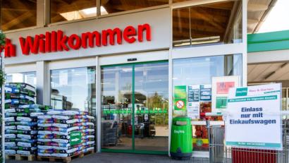 Bild: Clemens Hösamer
Ohne Einkaufswagen geht nichts: Die Baumärkte haben Vorsichtsmaßnahmen getroffen, wie hier die Baywa in Schwandorf.