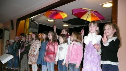 Bild: ads
Die Kleinen des Kinderchores der Pfarrei Hl.Dreifaltigkeit bei einem Benefizkonzert zugunsten der Orgelsanierung. Die Kinder ebenso wie der Chorleiter hoffen, dass es bald wieder mit Proben und Auftritten losgehen kann.