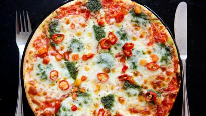 Bild: Oliver Berg/dpa
Wer in der Coronakrise gut essen, aber nicht selbst kochen will, muss auf Pizza und andere fremdländische Genüsse nicht verzichten. Aber es gibt sie nur für zu Hause - ein Problem für die Gaststätten.