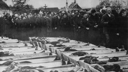 Archivbild: Schwarzachtaler Heimatmuseum
Vor den Gräueltaten der Nazis durften die Neunburger nicht die Augen verschließen: Männer, Frauen und Kinder
mussten im Friedhof an den Opfern der Todesmärsche vorbeiziehen.