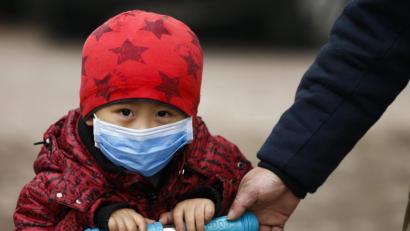Bild: Rolex Dela/EPA/dpa 
Ab kommenden Montag gilt die Maskenpflicht in Bayern auch für Kinder. Im Bild ein Kleinkind aus der chinesischen Metropole Peking. Dort sind Masken auch für Kleinkinder üblich.