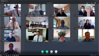 Screenshot: Landratsamt Schwandorf/exb
Das Bild zeigt einen Ausschnitt aus der Lagebesprechung des Landratsamtes vom Mittwoch. Sie läuft täglich in einer Videokonferenz ab.