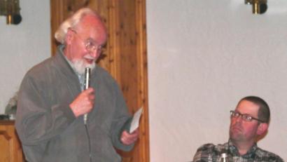 Archivbild: gi
Pater Berthold Brandl (links) schilderte seine Erlebnisse in diesen unheilvollen Tagen. Rechts der Historiker Ulrich Fritz, Mitarbeiter der Gedenkstätte Flossenbürg.