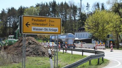 Bild: Wolfgang Steinbacher
Seit ein paar Tagen gibt es diese Baustelle beim Haidweiher: Keine Straßenbaumaßnahme, sondern Arbeiten am Durchlassbauwerk, das den Haidweiherbach-Zufluss regelt.