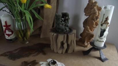 Bild: ror
Das Kerzenwachs tropfte vom Altar sogar auf den Boden.