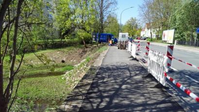 Bild: Dobmeier
Das alte Geländer am Krebsbach an der Friedrich-Ebert-Straße beim Sindersberger-Seniorenheim ist abgeflext und macht Platz für die Erneuerung.