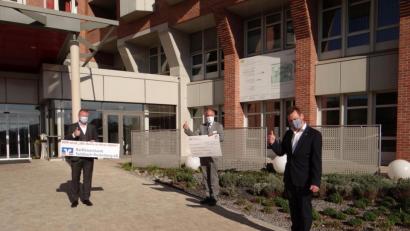 Bild: sge
Die Raiffeisenbank Sulzbach-Rosenberg übergibt eine 5000-Euro-Spende an das Sulzbach-Rosenberger Krankenhaus (von links): Vorstandsmitglied Martin Sachsenhauser, Krankenhaus-Vorstand Klaus Emmerich, und Vorstandsmitglied Erich Übler.