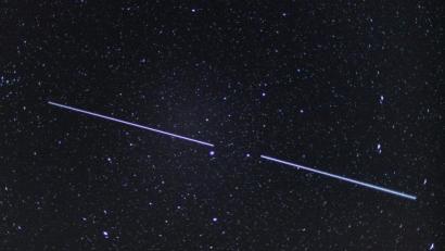 Bild: Patrick Pleul/dpa
Zwei „Starlink“-Satelliten sind als Lichtstreifen am Nachthimmel zu sehen.