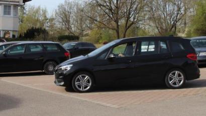 Bild: Thomas Dobler
Dieser Parkplatz im Westen der Stadt war in den zurückliegenden Wochen immer gut gefüllt mit Autos - praktisch alle aus Tschechien. Es handelt sich dabei um die Fahrzeuge von Grenzpendlern, die wegen der Coronakrise in Deutschland übernachten mussten.