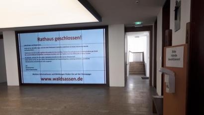 Bild: pz
Diese Woche ist das Rathausportal noch versperrt. Ab Montag soll es aber eine Öffnung vormittags geben. Der Spende für die Hand-Desinfektion steht schon bereit.