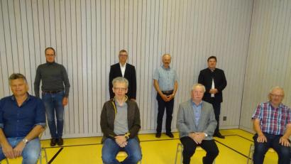 Bild: Houschka
Ein Gruppenfoto, das wohl seinen Platz in der Chronik finden wird. Denn wegen Corona muss auch die Verabschiedung von sieben Gemeinderäten mit dem vorgeschriebenen Sicherheitsabstand stattfinden (vordere Reihe, von links): Uli Bauriedl, Heinrich Niebauer, Josef Sturm und Erich Saffert; stehend (von links): Carl Graf zu Eltz, Hermann Schrott, Hans Hermann und Bürgermeister Christian Ziegler.