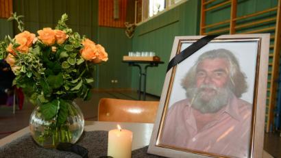 Bild: bey
Auf dem Platz Helmut Rewitzers im Stadtrat erinnerte ein Portrait an den Verstorbenen. Bürgermeister Rainer Rewitzer nannte Helmut Rewitzer einen "Mahner und Ideengeber" mit eigener Meinung und Standhaftigkeit.