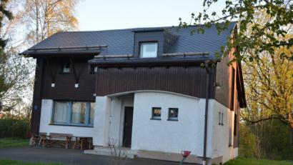 Bild: jr
Der von der Stadt Mitterteich beauftragte öffentliche bestellte und vereidigte Gutachter hat einen Wert von 40000 Euro für das Naturfreundehaus (Bild) ermittelt. Mit diesem Geld will die Stadt das Gebäude ablösen. Jetzt will die Stadt mit den Naturfreunden das Gespräch suchen, um zu einer einvernehmlichen Lösung zu kommen.
