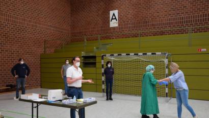 Bild: exb/Claudia Prößl
Anke Priebe erklärt zwei Teilnehmerinnen das korrekte Anziehen der Schutzkleidung zur Vermeidung einer möglichen Kontamination und Virenverschleppung.