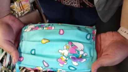 Bild: Josef Singer, Stadt Amberg
Viele Menschen lassen ihrer Kreativität bei der Gestaltung von Gesichtsmasken freien Lauf. Solche kuriosen Motive wollen wir sehen und Fotos davon veröffentlichen.