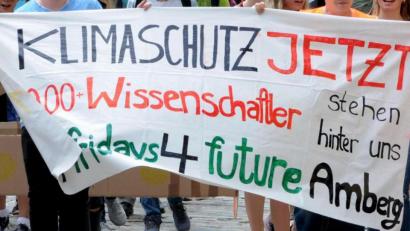 Archivbild: Stephan Huber
Mit großen Plakaten durch die Amberger Altstadt ziehen ist wegen der Coronakrise am kommenden Freitag nicht möglich. Die Aktivisten von Fridays for Future haben sich aber eine andere Form des Protestes überlegt.