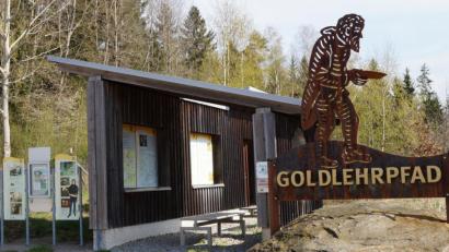 Bild: weu
Ein touristisches Aushängeschild im Oberviechtacher Land. Die Informationsstelle am Gold-Lehrpfad bei Unterlangau ist der Startpunkt für eine Wanderung durch die Bergbau- und Industriegeschichte.