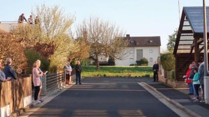 Bild: rha
Die Nachbarn der Danziger und Breslauer Straße versammeln sich täglich zum Gebet in Zeiten der Coronakrise.