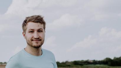 Bild: exb
Jonathan Ziegler aus Nürnberg studiert an der OTH in Amberg Medientechnik und Medienproduktion. Für seine Masterarbeit dreht er einen Dokumentarfilm über fair und nachhaltig produzierte Mode.