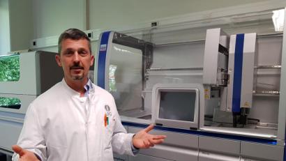 Bild: dob
„Viele Testkits und selbst das Plastikmaterial für die Testsysteme zur Covid-Diagnostik sind zur Zeit auf dem Weltmarkt kaum zu bekommen“, informiert Michael Weig.