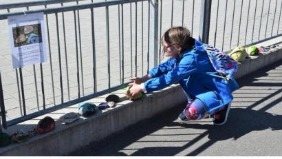 Bild: fz
Romy ist eines der Kinder, die auch ihren Stein auf der Kirchenmauer in Bechtsrieth platzieren. Eine tolle Gemeinschaftsaktion in schweren Zeiten. .