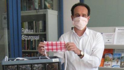 Bild: Monika Nibler
Bürgermeister Hans-Jürgen Strehl mit einer Mund-Nasenbedeckung