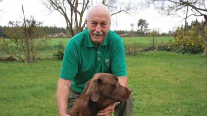 Bild: gsp
Dr. Günther Baumer mit seinem Jagdhund „Socke“.