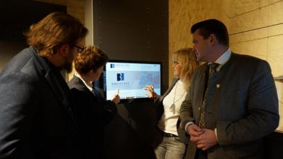 Bild: eib
CeBB-Leiterin Dr. Veronika Hofinger und bbkult.net-Redaktionsleiter David Vereš (links) lüften den Vorhang für Landrat Thomas Ebeling und Irene Träxler, Trägervereinsvorsitzende des CeBB (rechts).