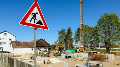 Bild: Hösamer
Für das neue "Haus für Kinder" an der Fronberger Straße laufen bereits die Bauarbeiten. Mit Kosten von 3,3 Millionen Euro - in diesem Jahr 1,5 Millionen - gehört es zu den größeren Baumaßnahmen der Stadt.