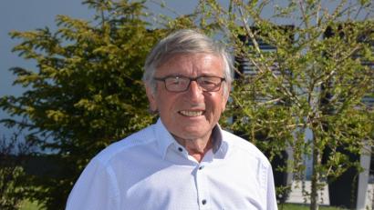 Bild: jr
Max Wittmann vor seinem neuen Wohnhaus, das er seit drei Jahren in Mitterteich bewohnt und wo er den Ruhestand genießt. „Mister Gartenschau“ feiert heute seinen 70.Geburtstag.