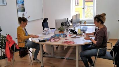 Bild: stg
Mitarbeiterinnen der Kindertagesstätte "Li-La-Löhle" verpackten am Mittwochvormittag die Masken im Kemnather Rathaus.