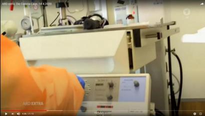 Screenshot: ARD/Youtube
Griff des Anstoßes: Diese Szene suggeriert, dass eine Schwester vor laufender Kamera ein Beatmungsgerät eines Patienten abstellt, der noch nicht tot ist. Das führt zu heftigen Reaktionen im Netz.