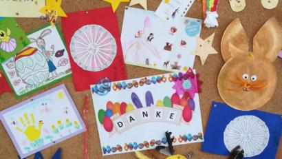 Bild: fjo
Gemalte und gebastelte Motive gehen vom Kindergarten direkt zu den Bewohnern des Seniorenheims.