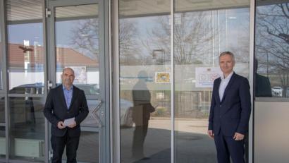 Bild: Nikolai Fischer (LfP)/exb
Tauschen sich unter Beachtung der wichtigen Hygieneregeln aus und halten dabei gebührend Abstand: LfP-Präsident Markus Schick und Landtagsabgeordneter Harald Schwartz.