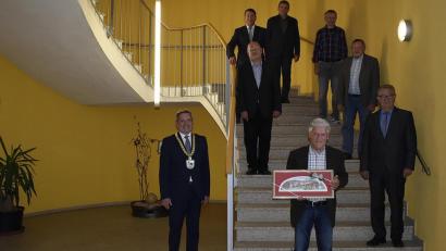 Bild: sck
Abschiedsstunde im Rathaus: (vorne, von links) Bürgermeister Joachim Neuß, Eugen Eckert, Herbert Lehner, (dahinter) Arthur Schriml, Wolfgang Meiler, (ganz hinten) Helmut Zerreis, Wolfgang Wiesent und Josef Stiefler-Ebert.