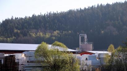 Bild: jma
In diesem Hochsilo im Industriegebiet Döllnitz wurde am Donnerstag ein Arbeiter verschüttet. Verletzt wurde er dabei nicht.