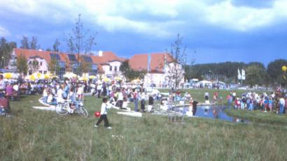 Archivbild: Dieter Dörner
Das Baustellenfest wurde 1995 gefeiert. Im Hintergrund ist das ehemalige Maschinenhaus des Klärwerks zu sehen.