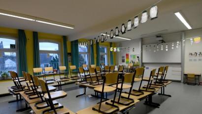 Bild: Caroline Seidel/dpa
Stühle stehen in einem Klassenzimmer in einer Grundschule auf den Tischen.