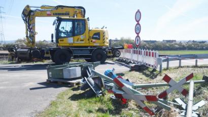 Bild: Gabi Schönberger
220.000 Euro investiert die Deutsche Bahn in den neuen Bahnübergang in der Maierhofstraße in Weiden. Mäuse hatten die Elektronik befallen und komplett zerstört.