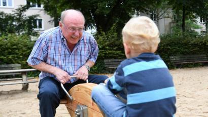Bild: Arne Dedert/dpa
Die Sehnsucht der Großeltern nach ihren Enkeln ist groß. Wie schön wäre jetzt ein Ausflug zum Spielplatz. Doch Oma, Opa und die Kinder müssen in der Coronakrise weiterhin Kontakt vermeiden.