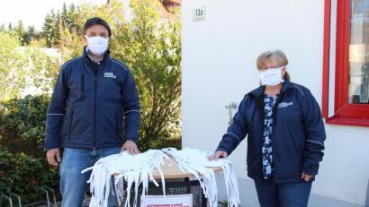 Bild: bph
Kommandant Andreas Ringlstetter (links) freut sich über die Spende von Schutzmasken, genäht von Festmutter Christine Irlbacher (rechts) für Einsatzkräfte der Freiwilligen Feuerwehr Nabburg.
