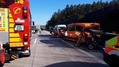 Bild: Feuerwehr Landkreis Schwandorf 
Auf der Autobahn zwischen Wernberg-Köblitz und Luhe-Wildenau ist am Donnerstagmorgen ein Mercedes-Fahrer beim Ausweichen ins Schleudern geraten.