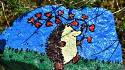 Bild: rgr
Ein wunderschöner Igel hält das Band zusammen. Dieses Motiv ist auf einem Stein zu sehen, der in beim Grafenwöhrer Stadtwappen liegt.