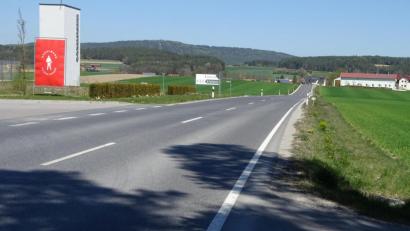 Bild: Houschka
Die örtliche Lage: Links ist die Godelmann-Werkszufahrt, in der Mitte verläuft die nach Högling und weiter nach Etsdorf führende Kreisstraße. Rechts davon befindet sich ein bisher landwirtschaftlich genutztes Grundstück, das das Unternehmens gekauft hat. Dort sollen nun dringend benötigte Firmenparkplätze und eine Flüssiggas-Tankstelle für Lkw entstehen.