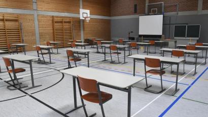 Bild: Petra Hartl
Mit Einzeltischen in der Turnhalle (im Bild Max-Reger-Gymnasium Amberg) kann auch bei Kursen mit mehr als 15 Schülern der erforderliche Mindestabstand eingehalten werden. Ab Montag beginnt für 438 Zehnt- und Zwölftklässler in Amberg wieder der Unterricht.