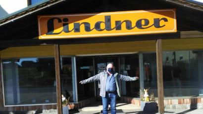 Bild: ld
Kein Durchkommen! signalisiert hier der Inhaber des Bekleidungshauses Lindner. Das Abschließen einzelner Abteilungen verhindert der bayerische Sonderweg.