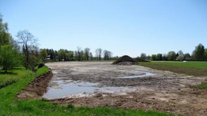 Bild: Dobmeier
Am Kirchsteig südöstlich des Sindersberger-Seniorenheims sind die Ausmaße des Rückhaltebeckens am Krebsbach und ein meandernder Bachverlauf erkennbar, der Weiterbau beginnt.